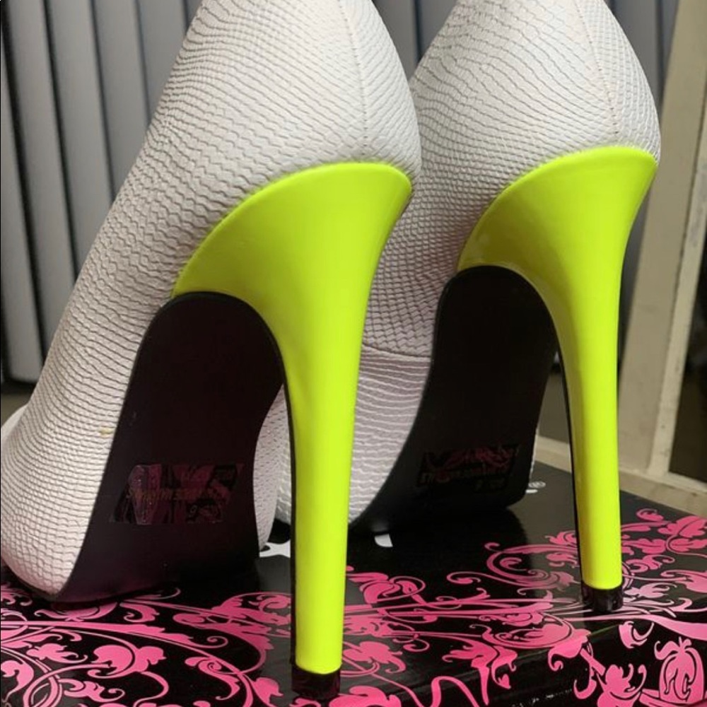 Qupid Virtue-37 white snake heel Size 6
